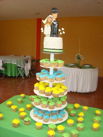 Pastel de fondant con torre de cupcakes